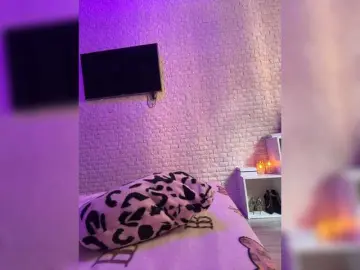 Live Sex Cam with sweetkira25 - Bongacams