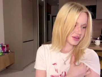 Watch Live Sex Cams with moonavelle - Bongacams