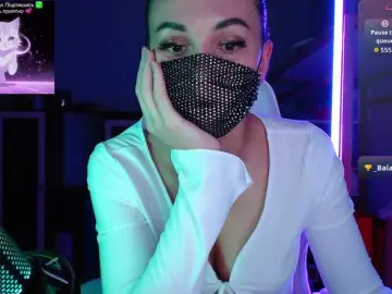 Free Live Porn with QWEENII - Bongacams