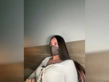 Adult Webcam with QWEENII - Bongacams