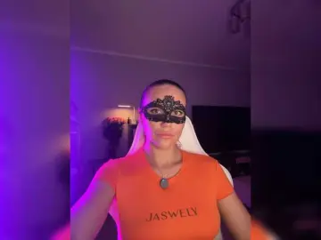 Live Sex Cam with QWEENII - Bongacams