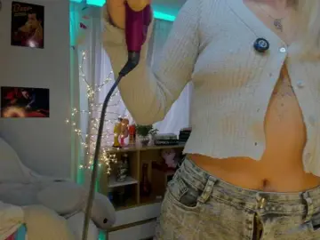Live Sex Cam with CuteWee420 - Bongacams
