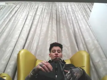 Live Sex Cam with KennysXX - Bongacams