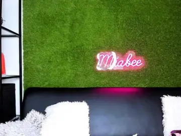 Live Sex Cam with MiaBeeX - Bongacams