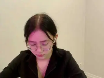 Live Porn with MyrleHenggeler - Bongacams