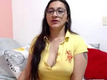 Adult Webcam with KarinaSuarez1 - Bongacams