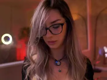 Live Sex Cam with MaddieBryggs - Bongacams