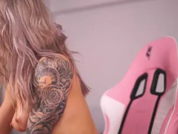 Nude Webcam with NyrobiNova - Bongacams