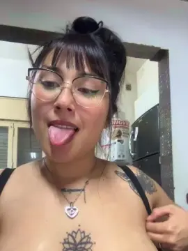 Live Porn with Lareyni26 - Cam4