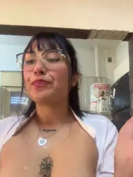 Free Live Porn with Lareyni26 - Cam4