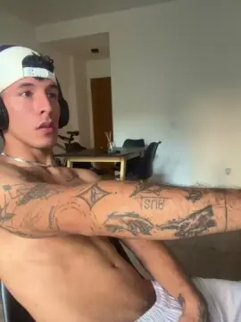 Live Sex Cam with magnoricci - Cam4