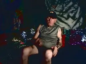 Live Sex Cam with biteme69691 - Cam4