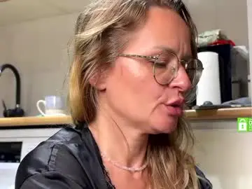 Live Sex Cam with yes_mommy_zlata - Chaturbate