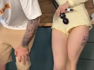 Live Sex with adele_nick2202 - Chaturbate