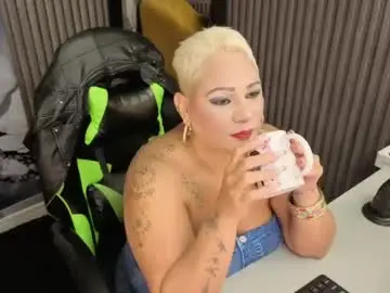 Live Sex Cam with gianellacox - Chaturbate