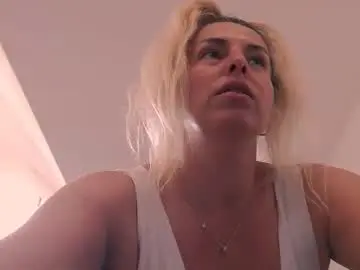 Live Sex Cam with alesyadollblonde - Chaturbate