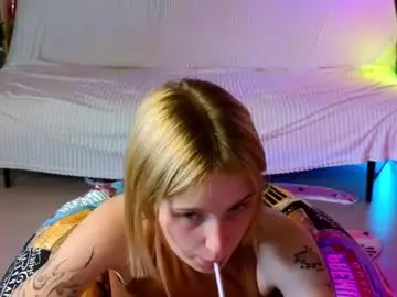 Watch Live Sex Cams with lovelygirllss - Chaturbate