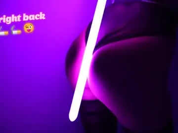 Live Sex Cam with bellezza_ - Chaturbate