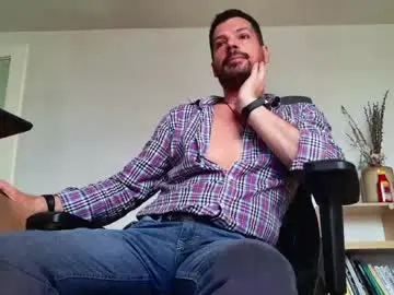 Live Sex Cam with aaronbomer - Chaturbate