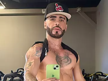 Live Porn with LancelotBenwick1 - Imlive