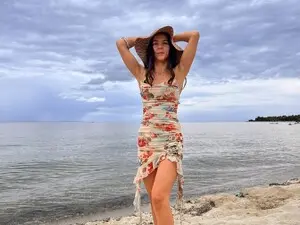 Live Sex Cam with CamilaAccardi - Myfreecams