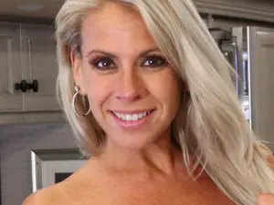 Free Porn Cam with WildWifeBarbi - Myfreecams