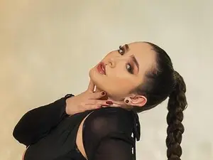 Watch Live Sex Cams with SarahRhodes - Myfreecams