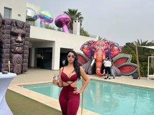 Nude Webcam with Leahjonesx - Myfreecams