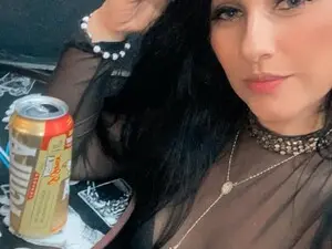 Porn chat with alessiani69 from myfreecams on pornchatting.com