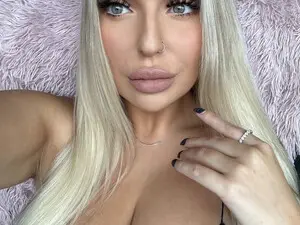 Live Sex with KissMyTitsPls - Myfreecams