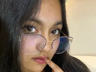 Live Sex Cam with naughtyrose_vc - Streamate