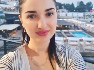 Free Live Porn with Meri_Gold - Streamate