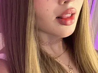 Live Porn with Aleshiadoll - Streamate