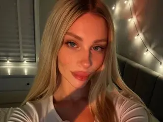 Nude Webcam with BarbieKara - Streamate