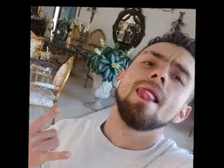 Free Live Porn with aronm_live - Streamate