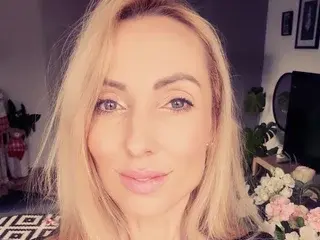 Porn chat with SexyEmila from streamate on pornchatting.com