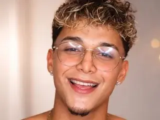 Nude Webcam with Master_hot069 - Streamate