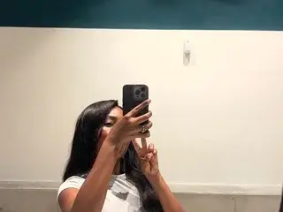 Adult Webcams with IvonneBrunettee - Streamate