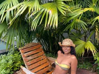 Adult Webcams with IvonneBrunettee - Streamate