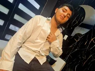 Adult Webcam with Oliver_Jamees - Streamate