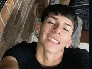 Free Porn Cam with AmethystShadow18 - Streamate