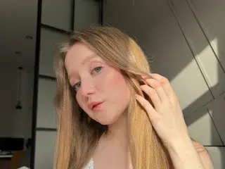 Nude Webcam with LilaMeow - Streamate