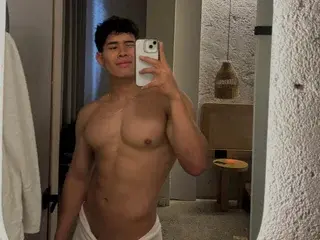 Free Porn Cam with andrewsgray - Streamate