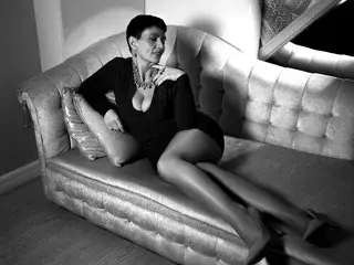 Watch Live Sex Cams with JuliaWinslet - Streamate