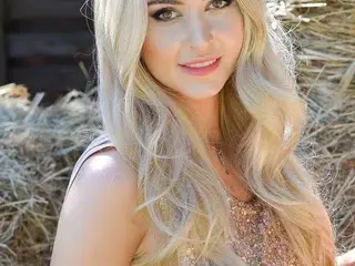 Live Sex Cam with MelanieSpaces - Streamate