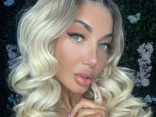 Nude Webcam with EllsaSin - Streamate