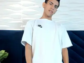 Live Sex Cam with LuccaMoreti - Streamate