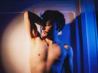 Nude Webcam with AleLux - Streamate