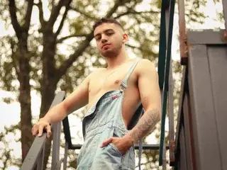 Free Live Porn with MichaelMagno - Streamate