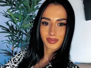 Private Sex Chat with TiaCyrrus - Streamate